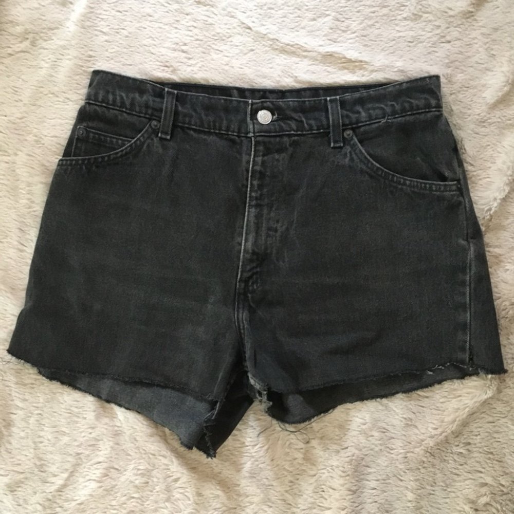 Vintage 950 Levi’s High Waisted Black Denim Cutoff Shorts Size 31